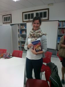 Marta Currás tras el Club de Lectura en la Biblioteca de Bueu (Pontevedra)